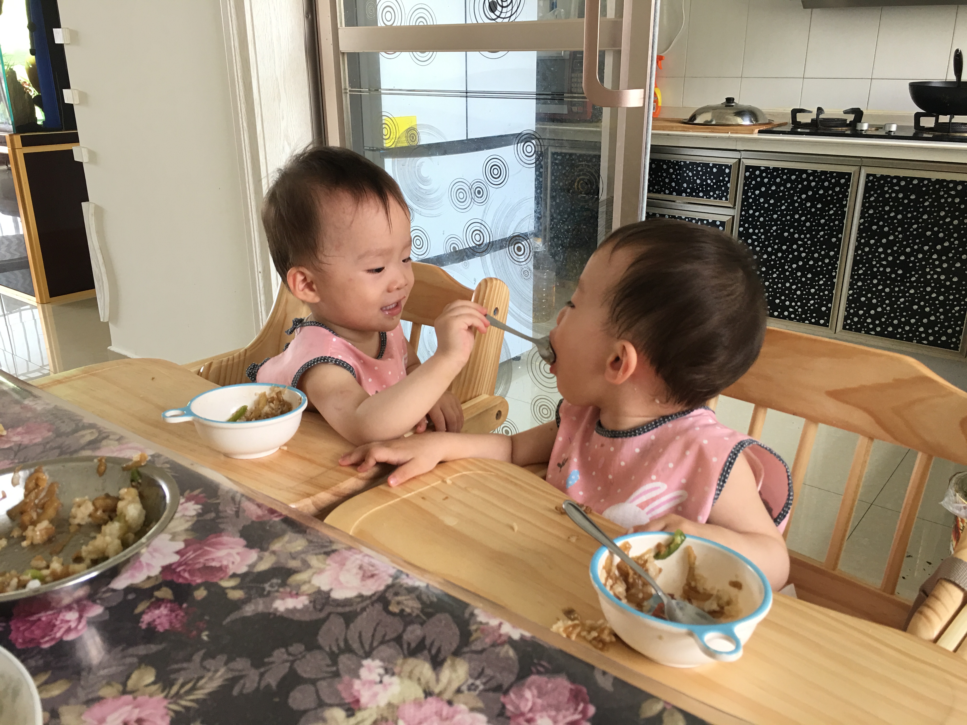 当女儿情绪崩溃时，爸爸的"笨办法"