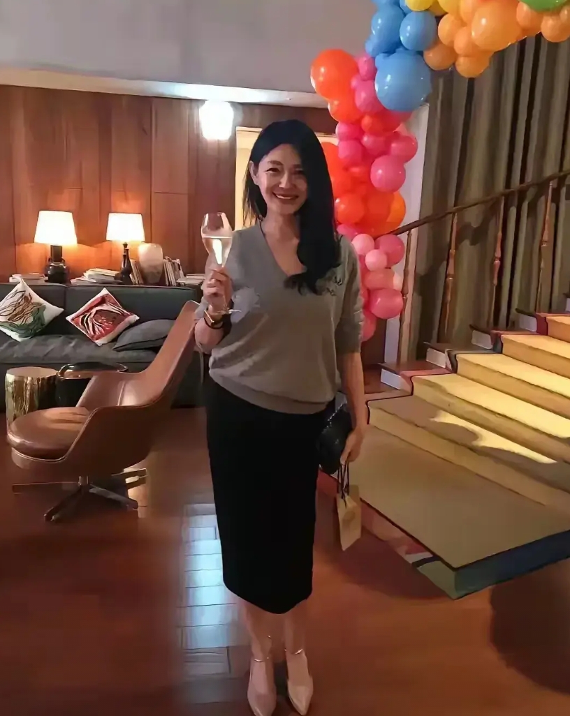 你们注意到昨天的情况了吗？小S精心安排了大S的结婚三周年纪念日，但最应该出现在场