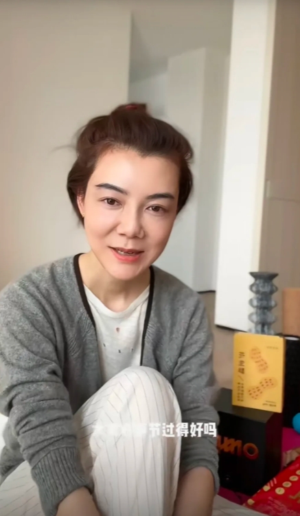 看车晓的生活生图，挺漂亮的啊！
五官端正，小脸上镜，不说是极品大美人，也算是中上