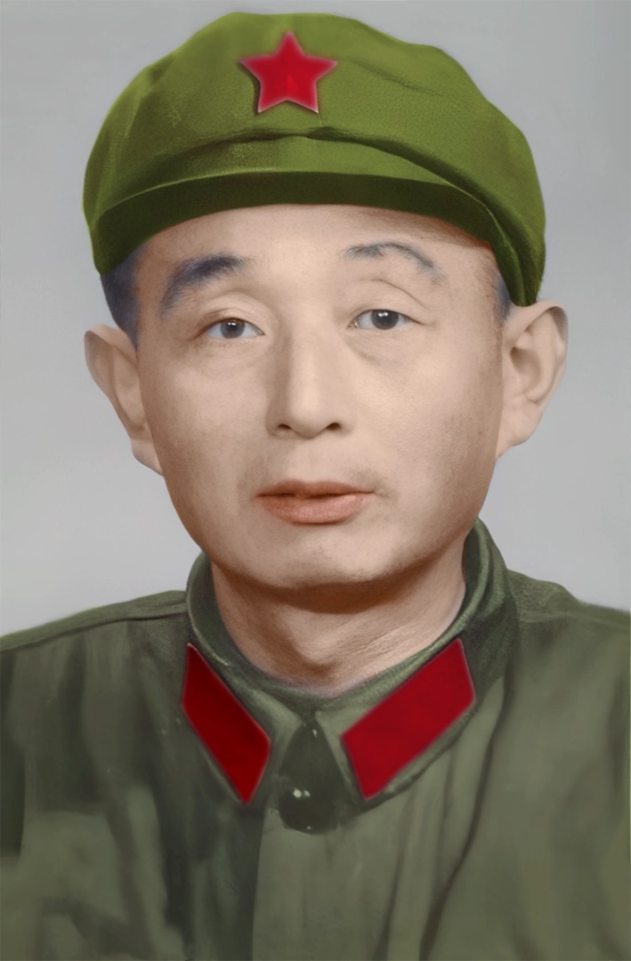 这位穿军装的老革命叫吴忠性，安徽肥东人，毕业于国民党时代的中央测量学校，后来回到