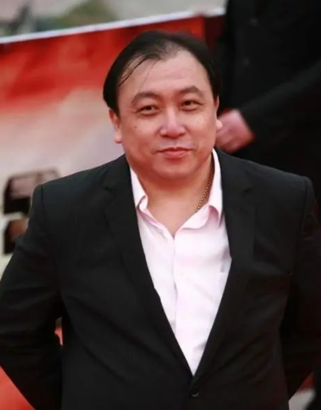 1992年，向华强来探班《鹿鼎记》，可是王晶趁机说道：“向总，咱把温兆伦换了吧，
