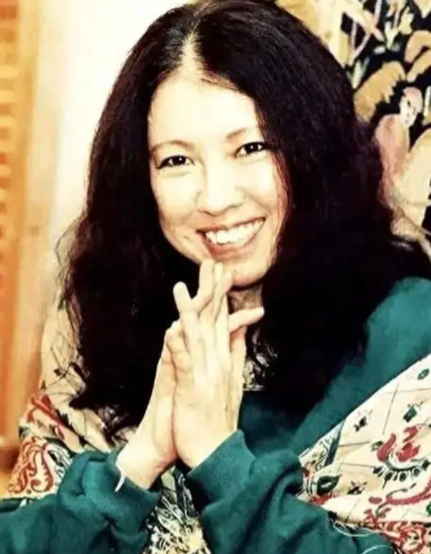 1991年，48岁的三毛因子宫内膜肥厚，住进了台湾荣民总医院。手术的第二天，在医
