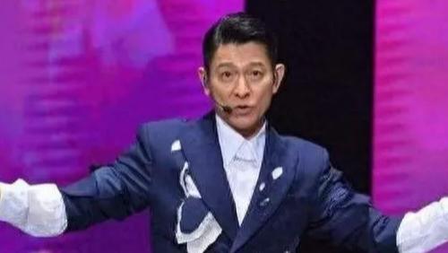 贾玲现身刘德华演唱会，粉衣棒球帽超少女，路人镜头下她真的很瘦