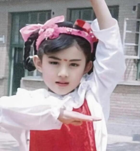 原来赵丽颖是从小美到大，小时候的眉眼五官和现在一模一样，皮肤白皙，气质很好，怪不