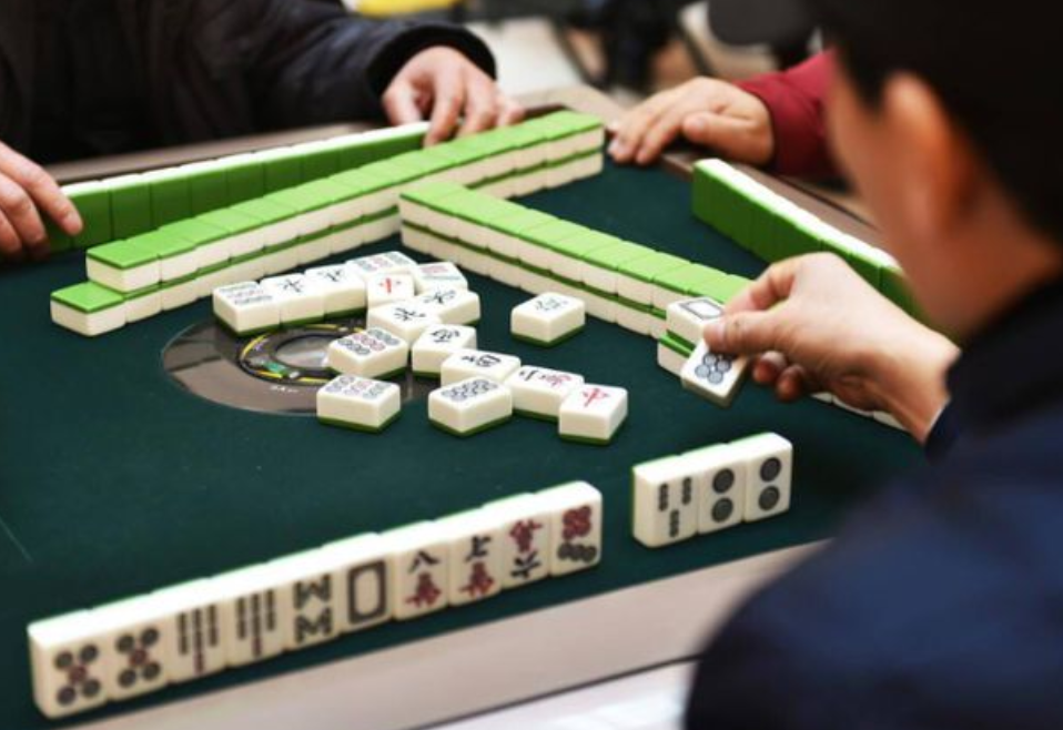 内蒙古，一男子与朋友打麻将时，对方突然暴起，拿起桌上的麻将牌朝男子头砸去，导致头