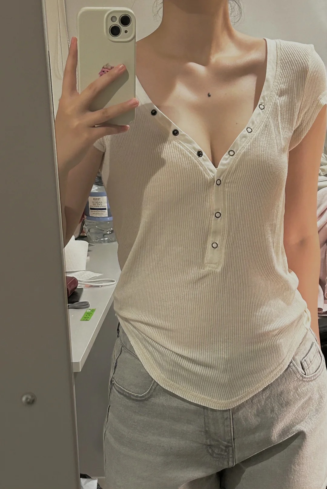 有人懂UO这个上衣吗
它就平平无奇的挂在那 它甚至是在特价区!!
但是穿上身发现