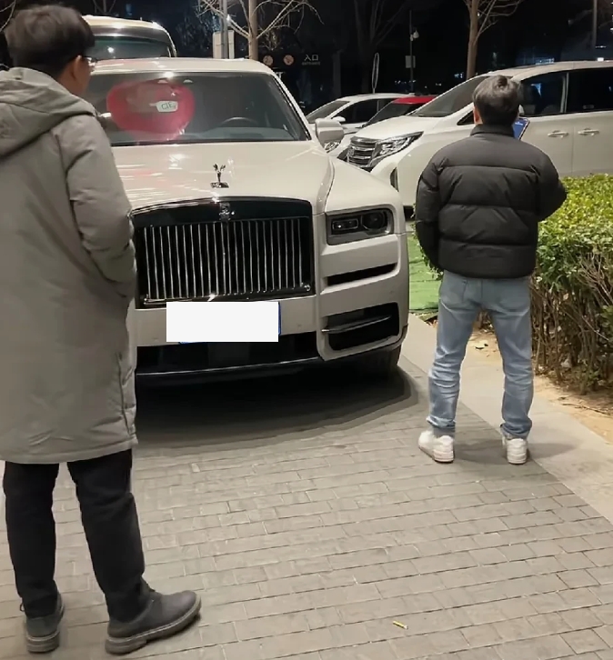 
提醒开劳斯莱斯或其它豪车的车主，喝醉酒后不要找代驾。开这种车的人又不是没有专职