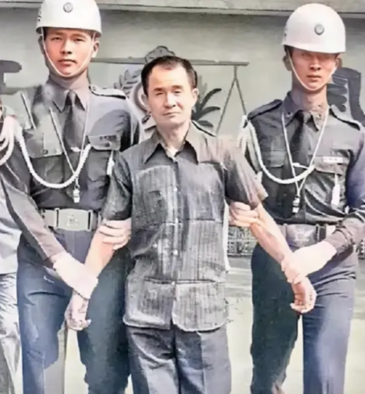 1982年，被判死刑的抗战老兵李师科，即将被押赴刑场，他换上了崭新的短袖衬衣，理