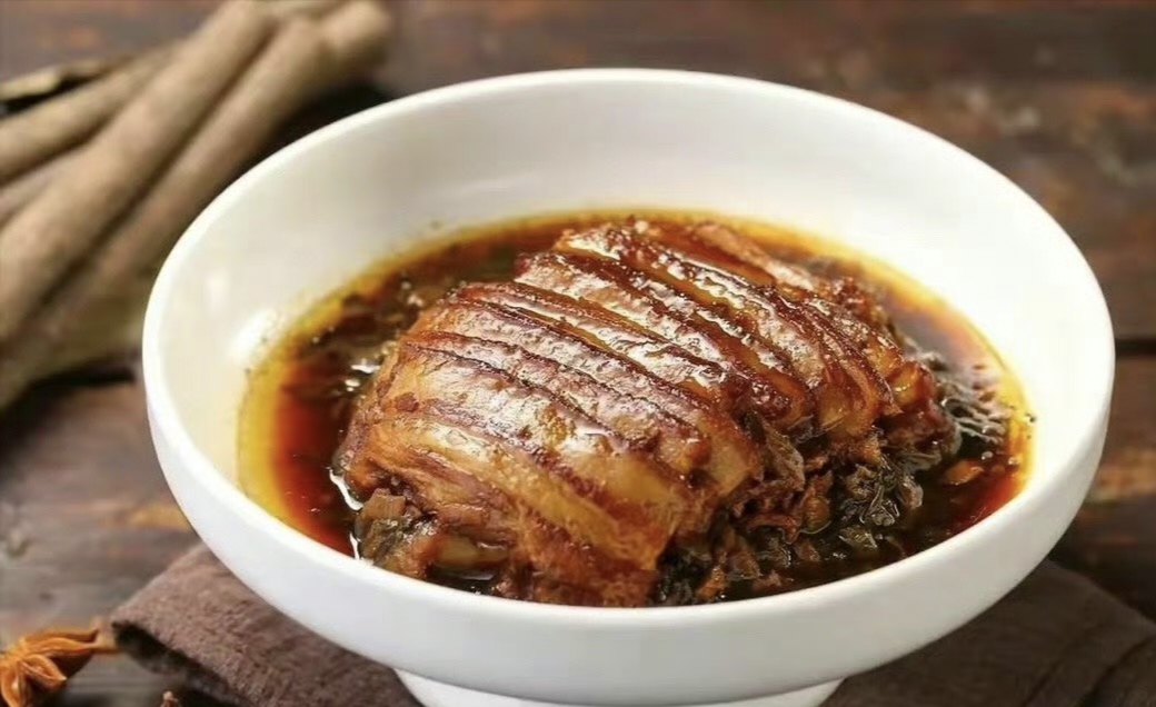《315晚会曝光不法商家，预制菜用槽头肉制作引发食品安全担忧》
看完315晚会我
