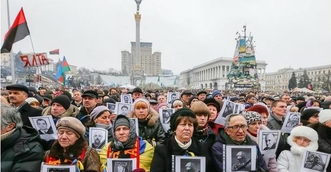 美制战机来了，乌军捷报频传，可老百姓却没了斗志？这听起来像是个天大的笑话！战场上