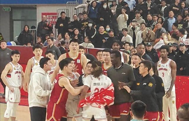 赛场冲突升级，郭艾伦光膀现身，围堵更衣室风波