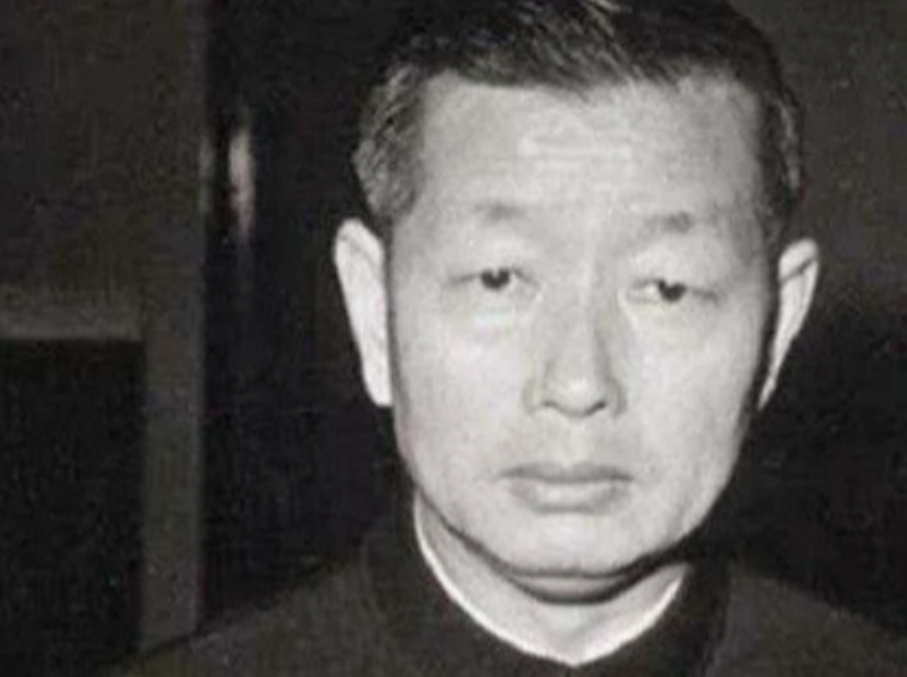 1971年7月，中国大使张伟烈在摩洛哥王宫出席盛宴，毫无预兆间，大批士兵闯入疯狂