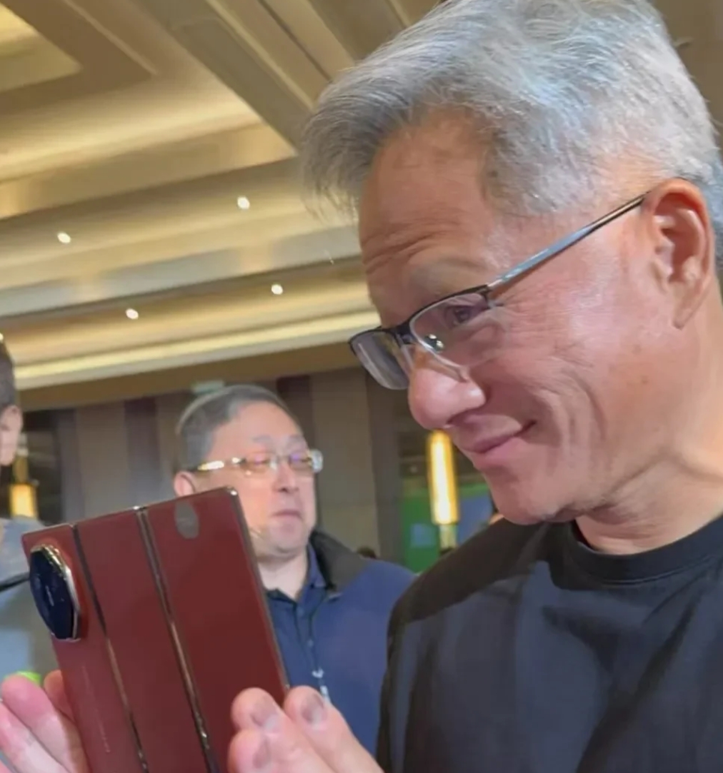 特朗普就职典礼，发现一个有趣的细节。

美国的科技大佬基本都去了，偏偏英伟达的黄