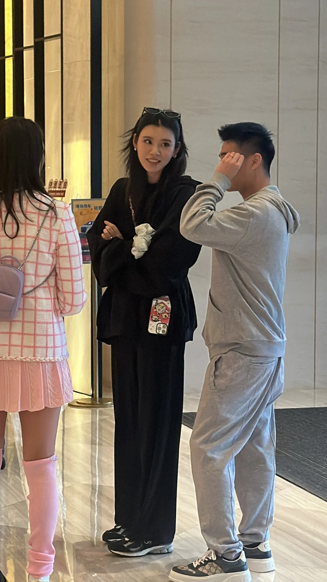 澳门葡京人偶遇奚梦瑶何猷君夫妇
本人也太好看了！！脸超小

这运气没话说，第一次
