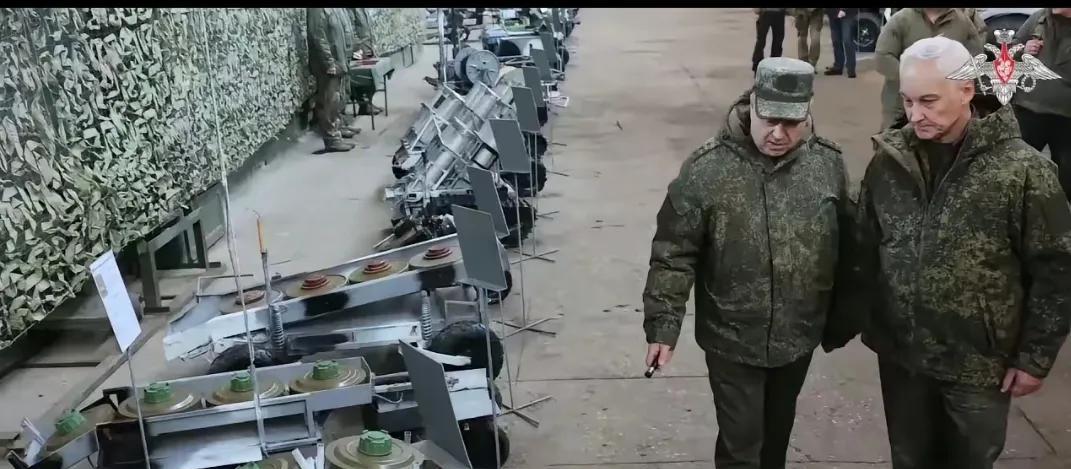 俄罗斯国防部长安德烈·别洛乌索夫视察了南部集群。1月30日，俄罗斯国防部长别洛乌