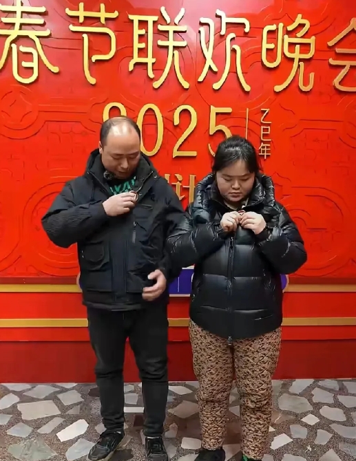 网红理发师晓华发出视频，之前接受采访时表示自己想在春晚后台“剪个头发”，没想到这