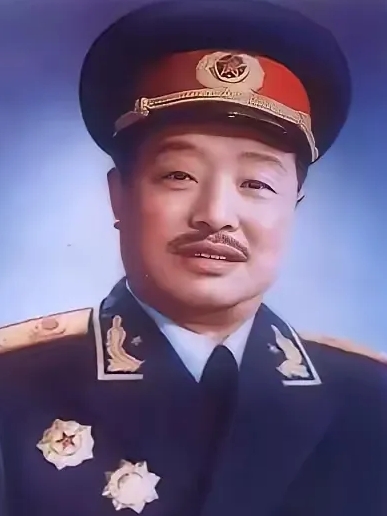 1955年的贺龙元帅。这是又一张着礼服的照片。

致敬！