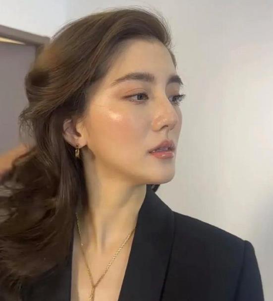 吴千语初入演艺圈时青春年少，以甜美可爱形象吸睛无数。这些年在演艺道路上不断前行。