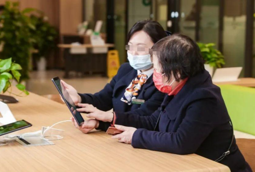 没有底线！湖南长沙，一女子到医院给公公交手术费，发现卡里的30万一分不剩，查了账