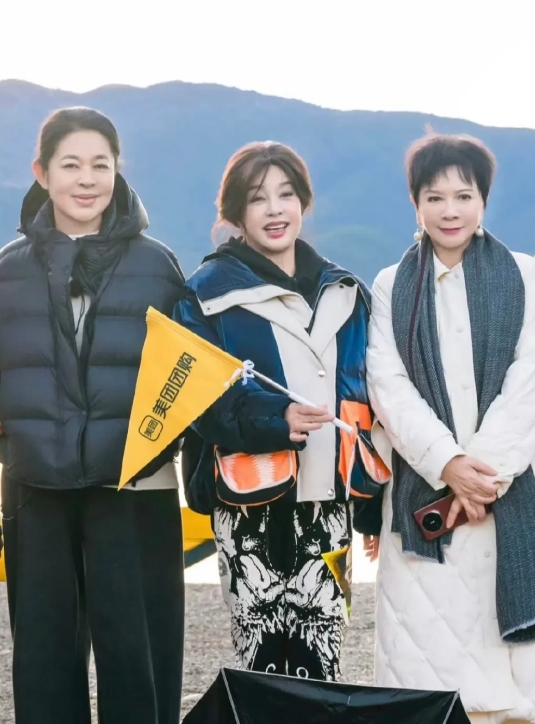 这节目真无语了。
蔡明63岁，倪萍65岁，向太68岁，李小冉48岁，还有两个20