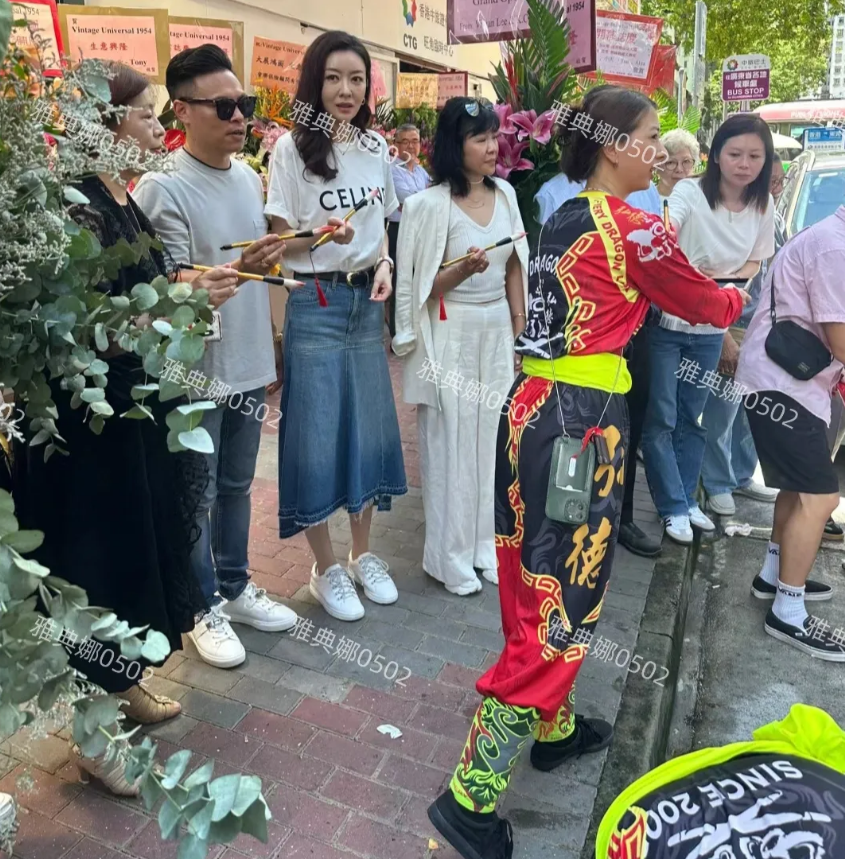 旺角偶遇熊黛林，她个子真的好高差不多有1米8，穿平底鞋比她老公高半头。
44岁的