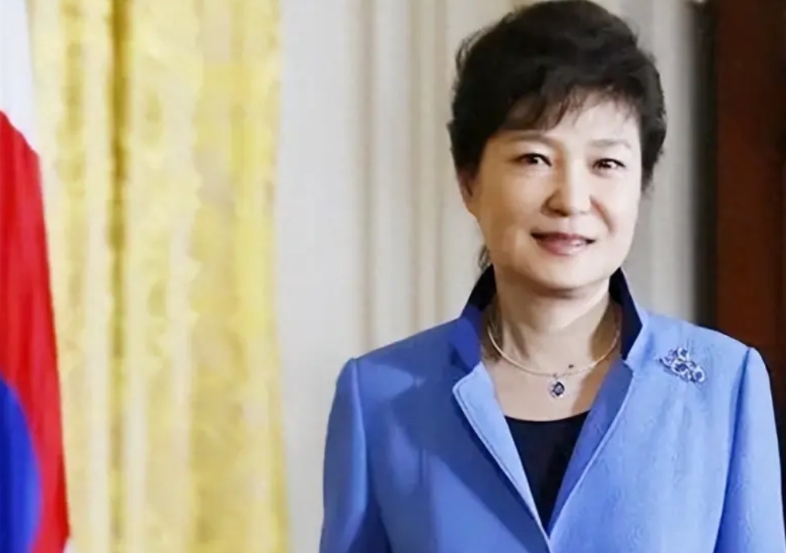 看到韩国现任总统尹锡悦的下场，才知道朴槿惠为什么会那么惨，终身未婚锒铛入狱，看完