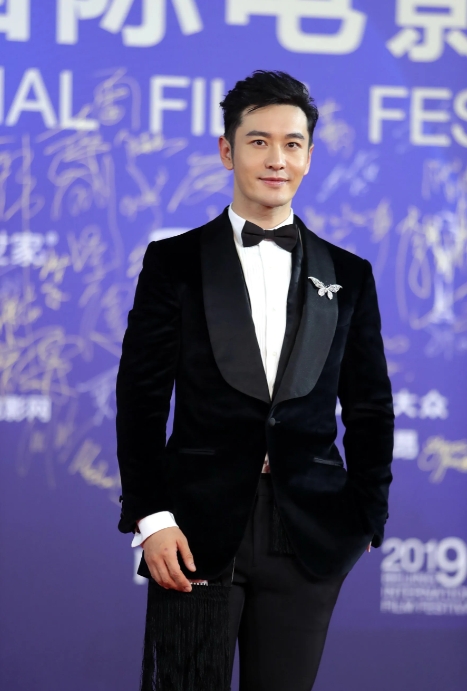 自从黄晓明离婚后，他就突然变瘦见老了。
现在，他都有五十多岁中年大叔的味道了，深