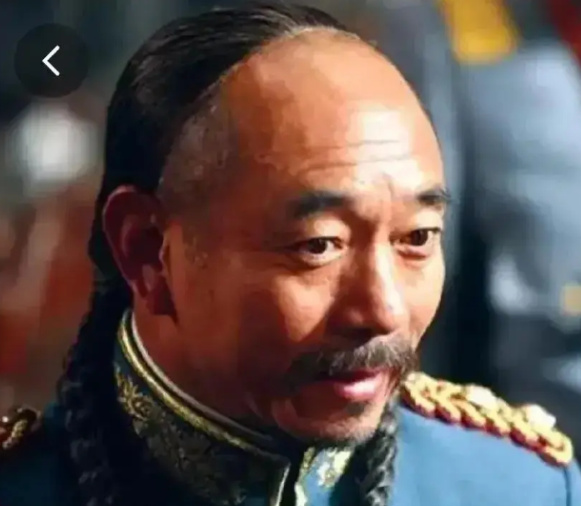 北大庆祝 75 周年国庆升旗仪式，旗手却是一位长头发男生！这一幕着实让不少人感到
