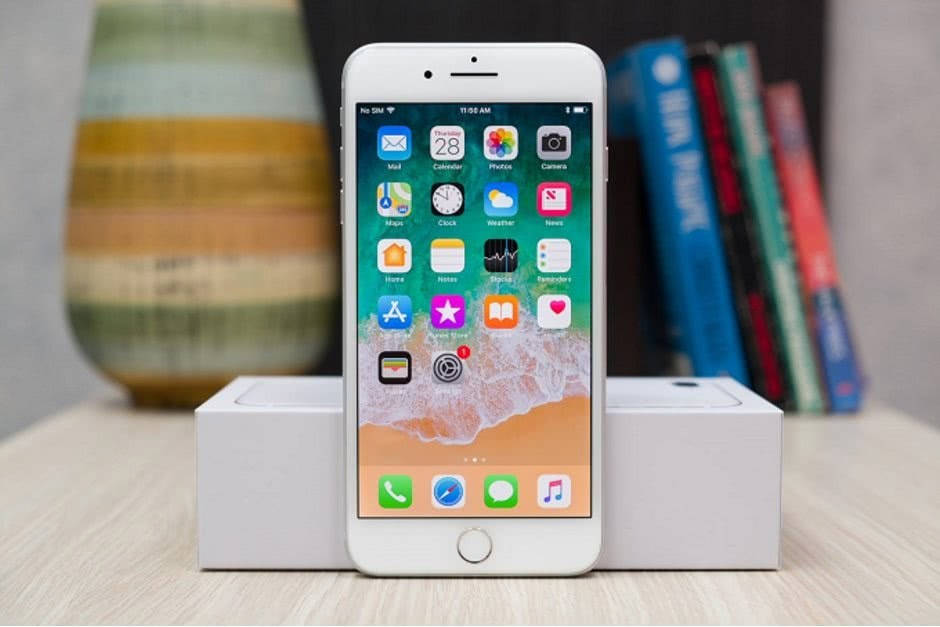 老伙计跟我聊苹果，说iPhone8Plus才是真坚挺。我心说LCD和3G内存确实