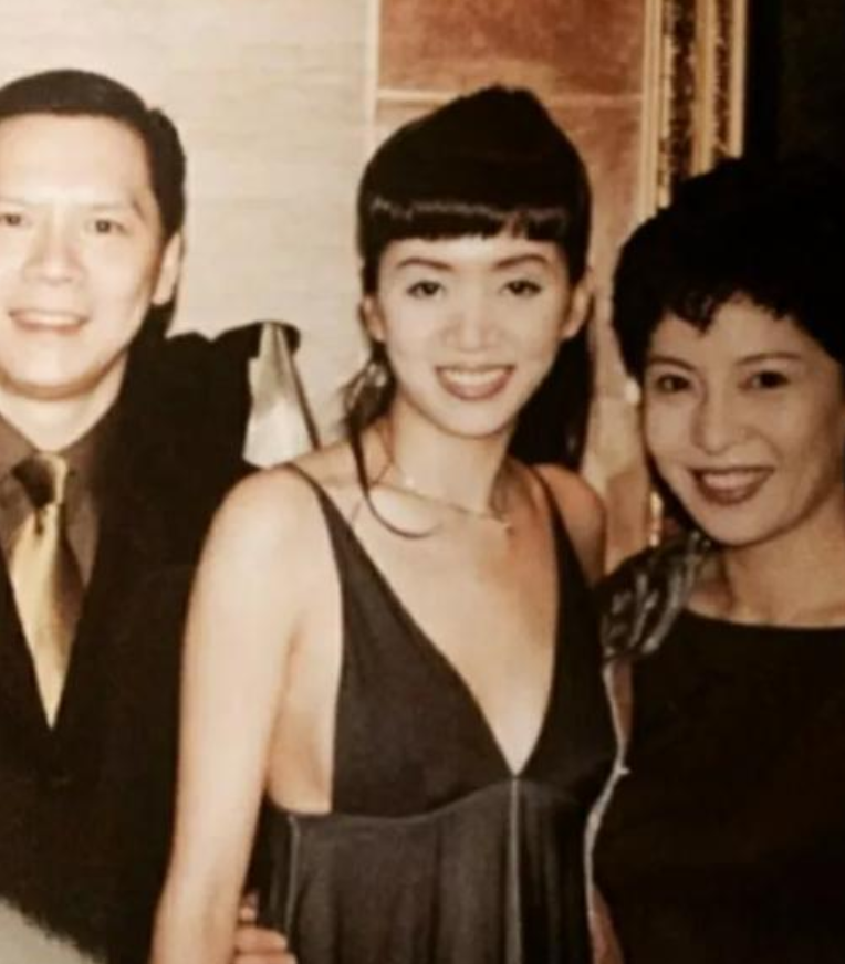 1993年，在梅艳芳30岁的生日聚会上，成龙迟到一个多钟头。向华强十分生气，端了