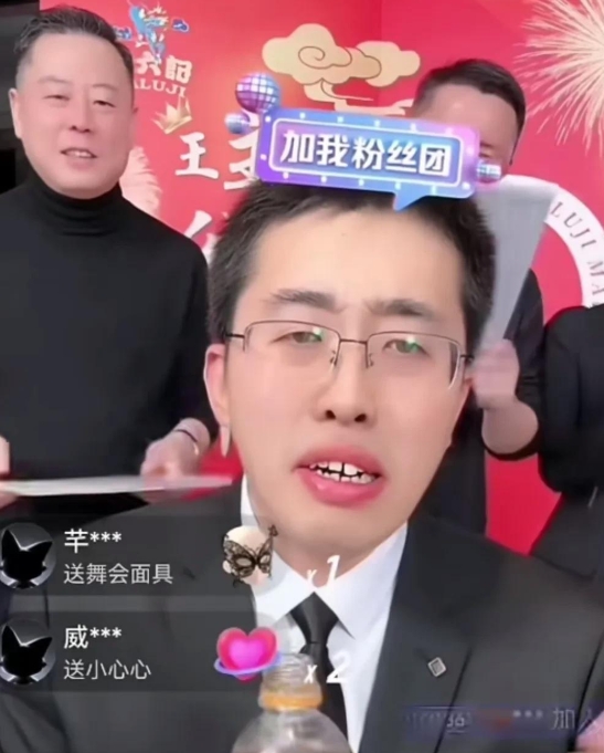 想不到吧？汪小菲都没享受到的待遇，小井做到了！
谁能想到，三年前还在没工作的小井