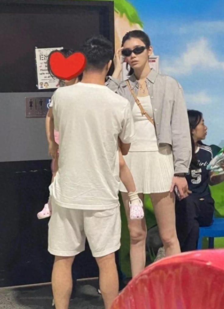 有人在澳洲偶遇奚梦瑶和何猷君陪女儿玩啦！


当时，他们俩穿着十分休闲随意，完全