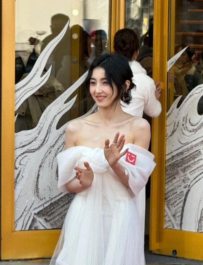 在北京东大桥偶遇张子枫，她本人的脸蛋确实小巧精致，五官秀气得如同画中人。笑起来时