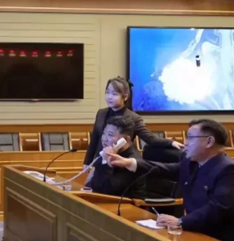 朝鲜又试射成功新型导弹，金同志和长公主观看了发射过程。不说导弹怎么样，朝鲜竟然有