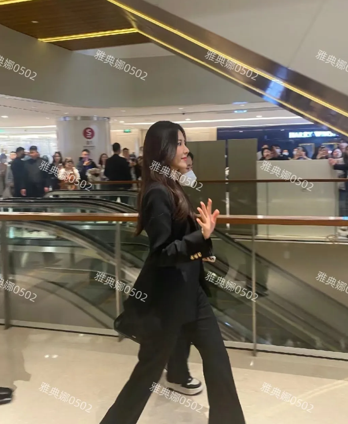第一次get到了曾黎的颜值，不愧是中戏校花，本人太美了，大高个大长腿，五官大气气