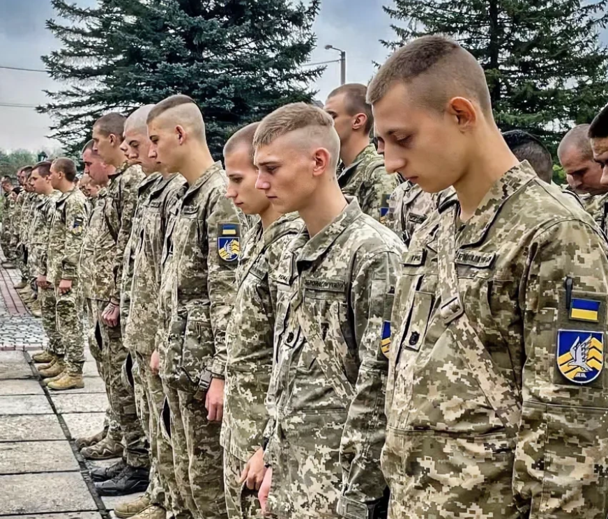 不可思议！美国针对乌克兰总统泽连斯基把入伍年龄从27岁下调至25岁表达不满！