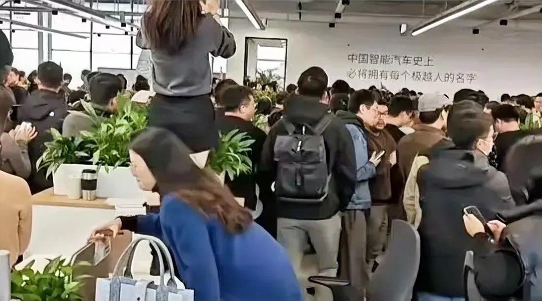 极越汽车宣布解散，有人把它归结为“反人类设计”害了它