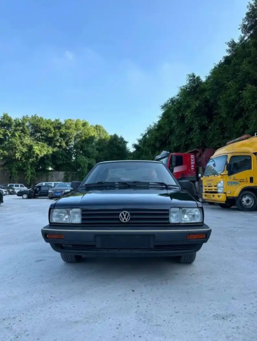 开了6年大众桑塔纳，说真的，普通工薪阶级还是要开这款车。
当时买车时，国产车已经