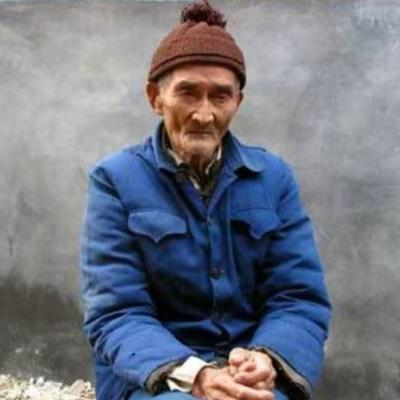 1937年，机枪手卿伯金正在放哨，稻田中突然传来了奇怪的水声，他摸过去一看，顿时