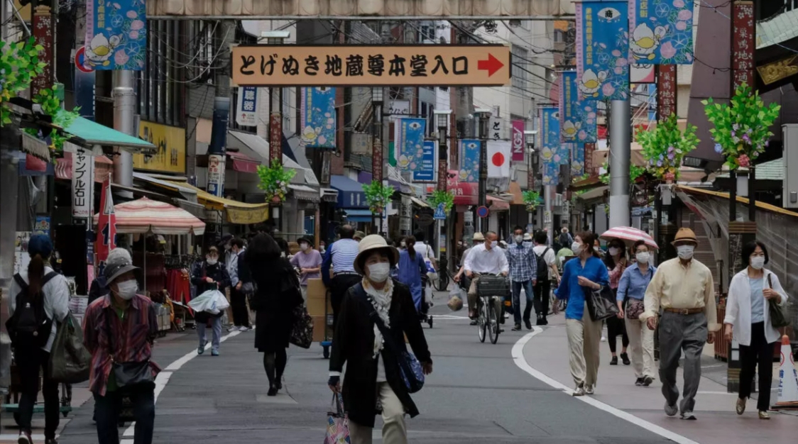 我们现在的情况比日本当年面临的情况还要困难的多。虽然日本正在衰退，但人家是在衰退