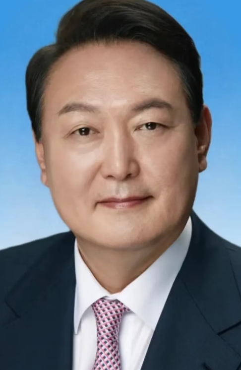 尹锡悦在度反转
今天，尹锡悦的总统警卫处处长在总统府召开了处长及各科长就职仪式，