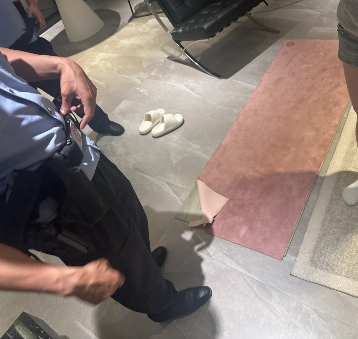 避雷蔚蓝卡地亚蔚蓝轩
否则你会每个月付几百块物业费，还被业主指着鼻子骂并且带领物