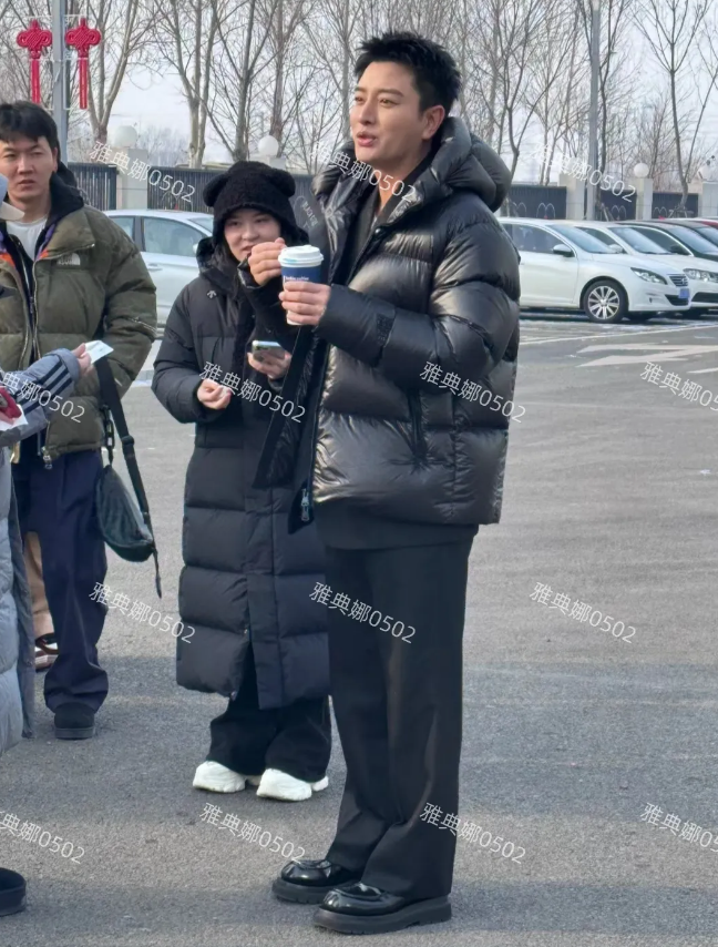 哈尔滨街头偶遇老乡贾乃亮，他浓眉大眼又高又帅本人比照片瘦很多，是典型的东北人，特