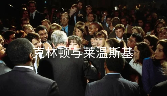 克林顿入主白宫才四十多岁，身边就拥抱着极为漂亮的夫人希拉里，奈何是男人多数人都不