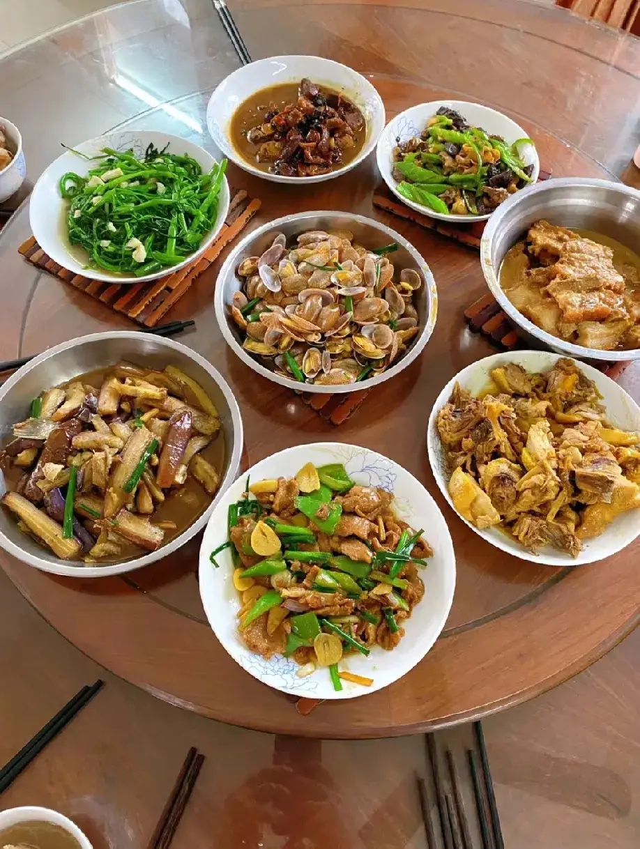 我是湖南远嫁广西的，吃不惯老公家的饭菜，这是婆婆做的菜，
我是真的一点都不想吃，