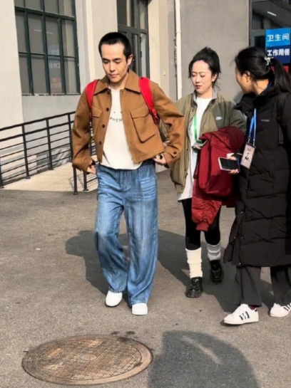 王星去录无限超越班了，路人视角下的王星和其女友嘉嘉，网友辣评：我还以为是哪个高僧