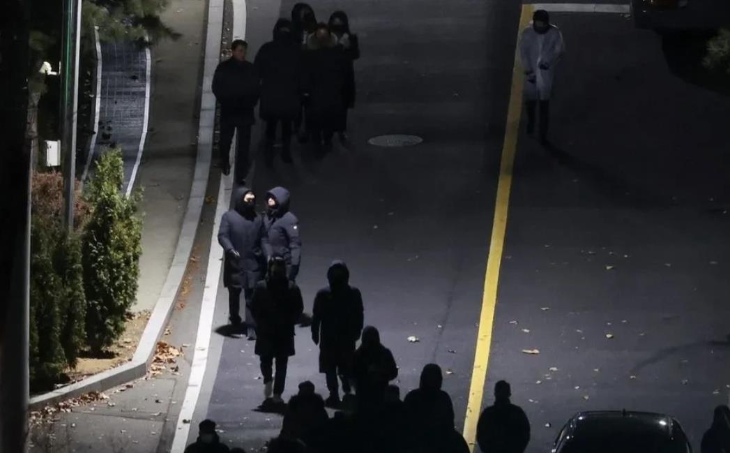 凌晨2点，韩国警方和特别调查处抵达龙山总统府大门外，决定实施尹锡悦的逮捕令，出动