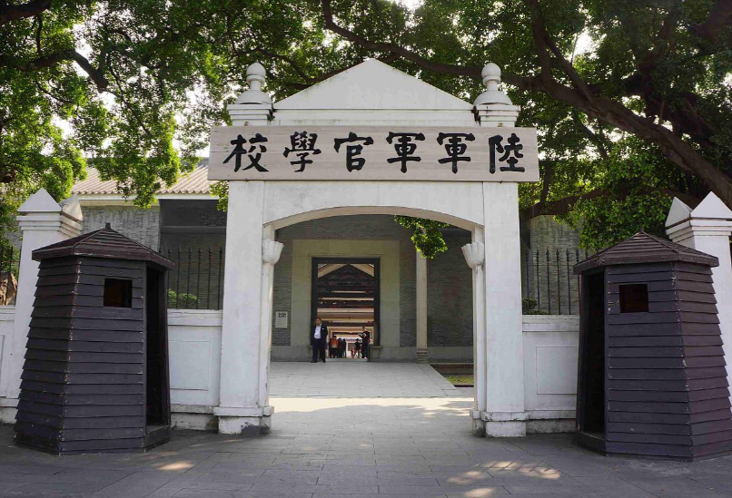 1924年春天，宋时轮、左权等人一起南下广州报考黄埔军校。可是，由于他们的路费不