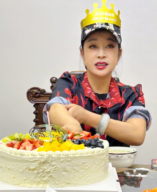 刘晓庆过生日，霸气撸袖子，手腕上粗大的镯子相当吸引我们的视线。

只见她在社交平