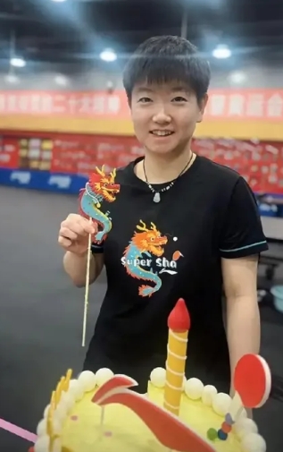 孙颖莎最新24岁生日现场图！原来莎莎真的在体总训练馆训练！

李宁工作人员今天带